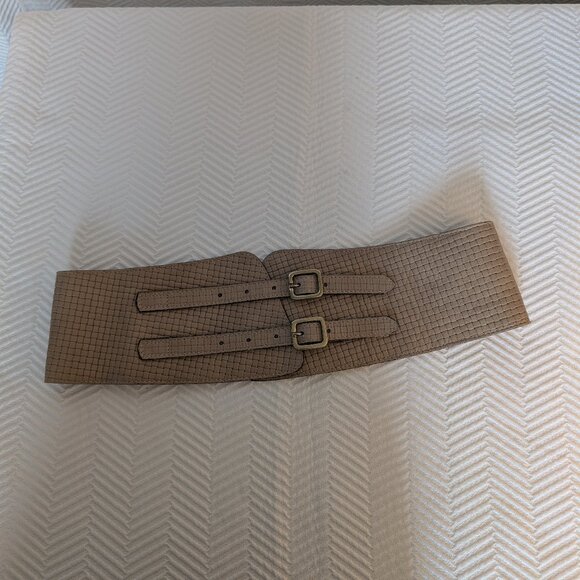 Elegant Tan Waist Belt - Picture 2 of 10